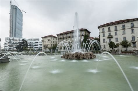 La Fontana Di Piazza Giulio Cesare A Milano Molto Suggestiva Il Futuro