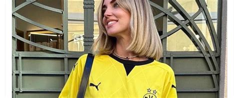 Chiara Ferragni non ne azzecca più una indossa la maglia del Borussia