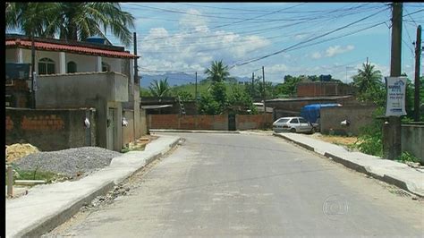 Moradores de Nova Iguaçu celebram o asfaltamento de rua RJ1 G1