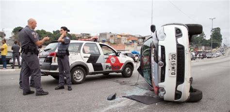 Suspeito morre e carro da PM capota durante perseguição em SP 10 12