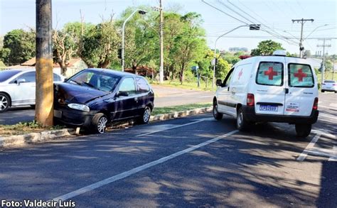 Motorista Passa Mal E Veiculo Colide Contra Poste Em Bastos Bastos J