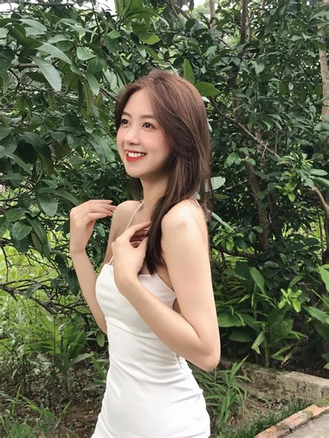 Ngắm loạt ảnh đời thường làm người xem xốn xang của hot girl bánh tráng