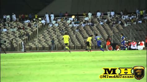 لحظة انقاذ اللاعب احمد عسيري لهدف محقق تصوير من ارضية الملعب الاتحاد