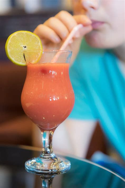 Sluit Omhoog Van Het Leuke Blonde Jongen Spreken Stock Foto Image Of Blauw Jongen