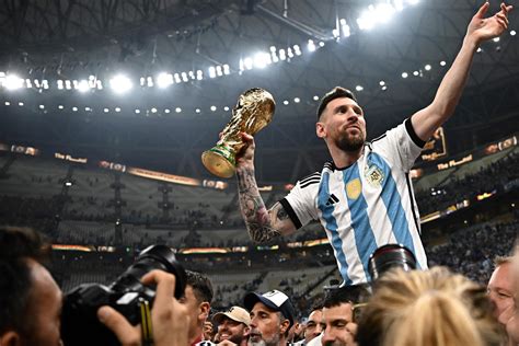 Messi With World Cup Wallpapers Top Free Messi With World Cup Backgrounds Wallpaperaccess