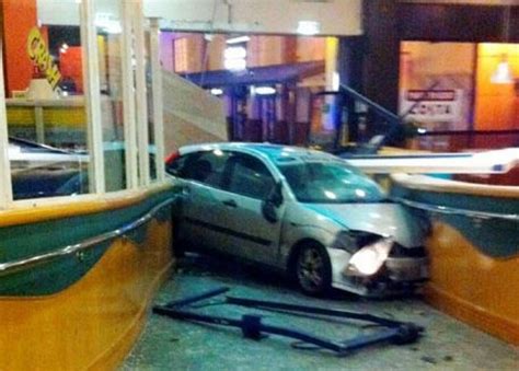 Μπήκε με το αυτοκίνητο στο μαγαζί που εργαζόταν επειδή την χώρισε ...