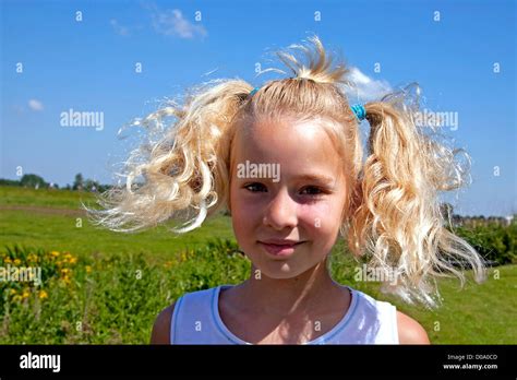 Portrait D Une Jeune Fille Blonde Hollandaise Avec Dr Le S Che Photo Stock Alamy