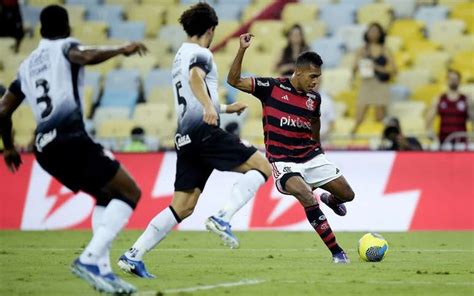 Corinthians e Flamengo jogam para decidir quem enfrenta o Atlético MG