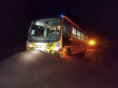 Crian As Ficam Feridas Ap S Nibus Bater Em Amontoado De Min Rio