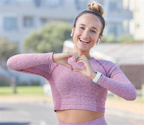 Mulher fitness e sinal de coração de mão feliz em retrato e exercício