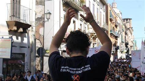 Palermo ventanni fa la città tappezzata di adesivi antiracket Così