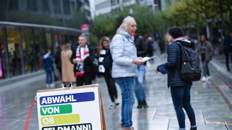 Frankfurt Werbung auf der Zeil für Abwahl von OB Peter Feldmann