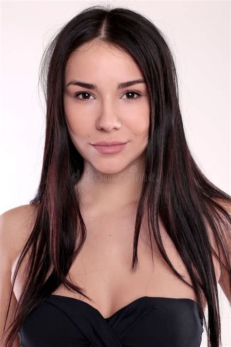 La Mujer Hermosa Con El Cuerpo Perfecto Con El Pelo Recto Oscuro Lleva El Bikini Negro Imagen