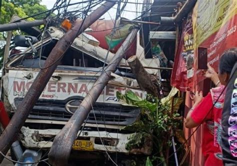 Detik Detik Truk Molen Tabrak Motor Dan Rumah Di Malang