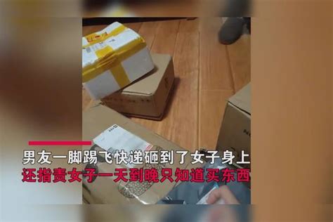 女子偷亲男友一口，男友一把推开吐口水转头就走，表情令女子心寒