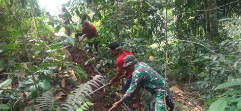 Dedikasi Atasi Kesulitan Air Babinsa Dan Warga Inelike Gali Saluran