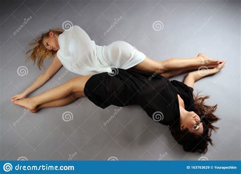 Belle Jeune Femme Blonde Et Brune Image Stock Image Du D Sir Mensonge