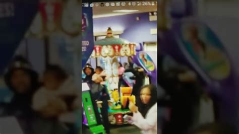 Video Captures Brawl In Chuck E Cheese S Youtube Otosection