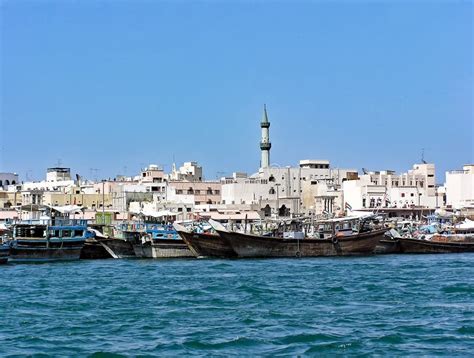 Los Dhows De Madera Tradicionales Amarraron En The Creek En Dubai En El