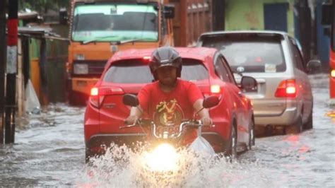 Banjir Hebat Jakarta Hari Ini 16 Oktober 2022 Warga Pasrah Banjir