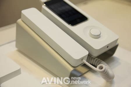 Desk Phone Dock lets you use the iPhone as a wired phone