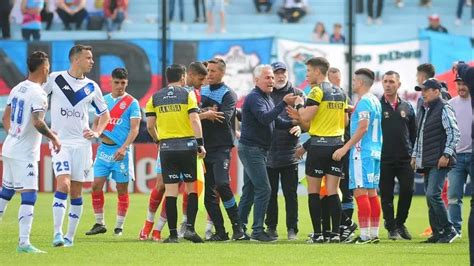 Vélez le empató en el final a Arsenal con polémica y final caliente