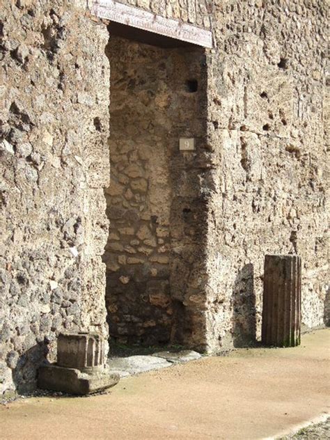 VI 10 9 Pompeii May 2006 Entrance Doorway Looking East