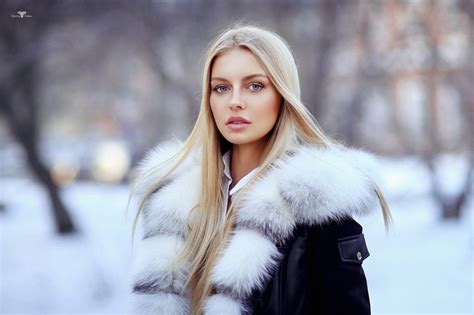 Face Straight Hair Blonde Women Outdoors Black Coat Looking At
