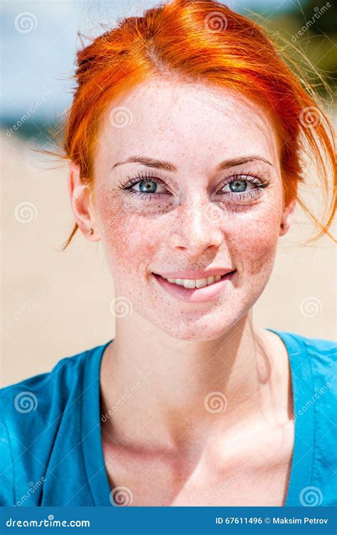 Belle Jeune Femme Rousse De Sourire Heureuse Photo Stock Image Du