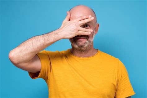 El Hombre Que Cubre Su Rostro Con La Mano Mirando Furtivamente Tratando