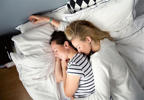 Las 5 posiciones sexuales más hot entre chicas Glamour