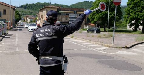 Arezzo Va A Sbattere Contro Un Muro Con Lauto Era Ubriaco E Sr