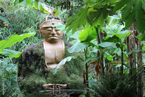 Statue De Bouddha Dans Le Coin Zen Du Parc Des Dryades La Baule Stock