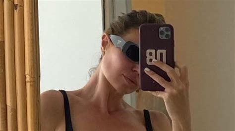 Nude Artist Dina Broadhurst Shows Off Her Toned Abs In A Bikini As