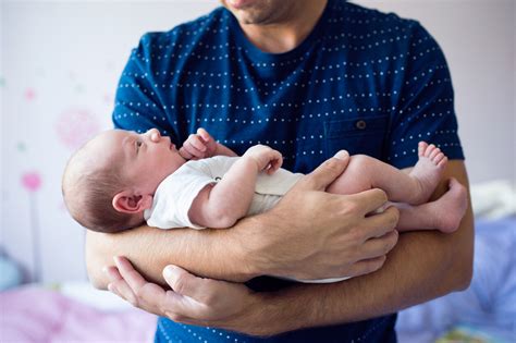 Cómo sujetar a tu bebé recién nacido en brazos tres posturas básicas