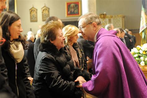 Commozione Ai Funerali Di Luigi Caironi Folla In Chiesa Foto