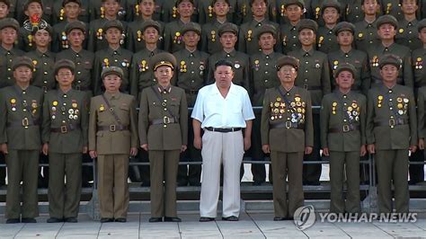 북한 김정은 민방위 무력 열병식 참가자들과 기념촬영 연합뉴스