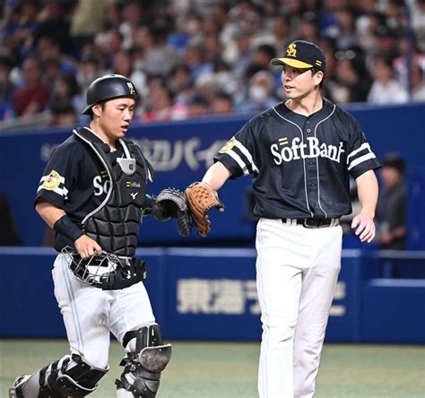 2回2死一、二塁、中日・小笠原を空振り三振に仕留めタッチを交わす海野（左）と大関（撮影・伊東昌一郎） ソフトバンクホークス大関19イニング連続無失点 4月以来3勝目 写真・画像 1 1