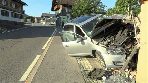 Totalschaden Sekundenschlaf Autofahrer Krachte In Wohnhaus Krone At