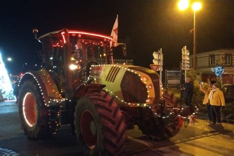 PHOTOS Les tracteurs illuminés ont paradé dans le Pays de Bray et les