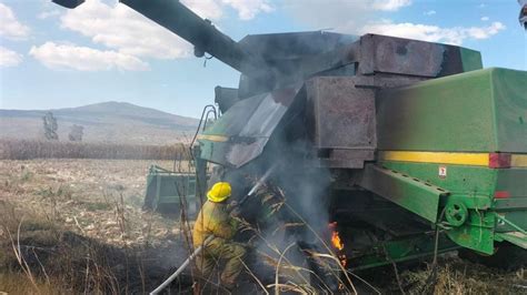 Acámbaro Trilladora se incendia por falla mecánica en la orilla de la