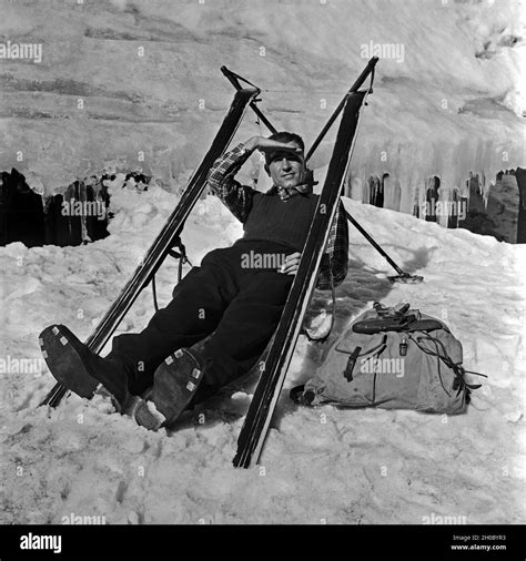 Ein Skiurlauber Hat Sich Aus Skifahrer Einen Sitz Gebaut Und Macht Eine