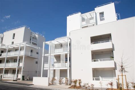 Edificio Blanco Moderno Con El Balc N En Un Cielo Azul Imagen De