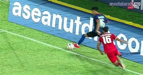 Tranh cãi gay gắt về bàn thua của Indonesia trọng tài bị phản đối dữ dội Báo Dân trí