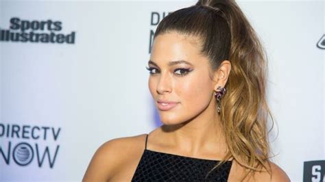 Ashley Graham sans complexe affiche ses vergetures après son accouchement