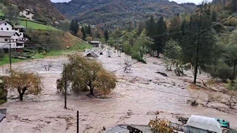 Dež tudi ponoči povzročal nevšečnosti v Piranu nevarnost poplavljanja