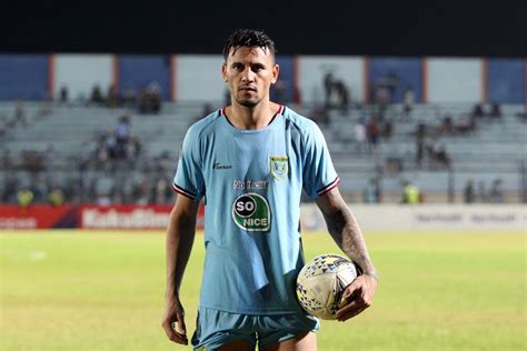 Hattrick Untuk Persela Alex Dos Santos Pilih Merendah