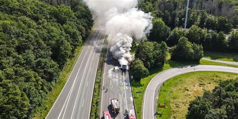 Nach Lkw Brand Auf A N Chtliche Sperrung Der Autobahn Auffahrt