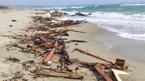 Strage Di Cutro Tre Ore In Mare Prima Dei Soccorsi Pensavamo Che L