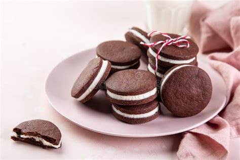 Galletas De Chocolate Rellenas De Queso Crema Foto De Archivo Imagen